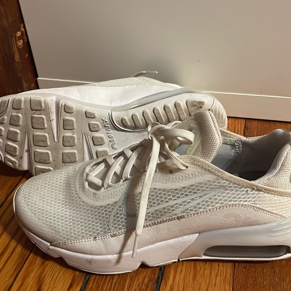 White Nike Air Max youth 7 otherwise women’s 8.5 - used only a couple of times - Picture 4 of 4